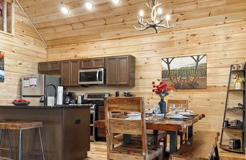 White Oak Lodge Cabin | 7 min to National Park! Resort cabin-Pickleball court-Hot tub-Arcade-Pool table