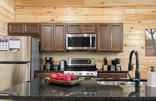 White Oak Lodge Cabin | 7 min to National Park! Resort cabin-Pickleball court-Hot tub-Arcade-Pool table
