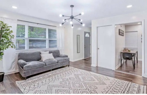 Forest Park House | 7 minutes to airport| Vibrant Modern Farmhouse| sleeps 5
