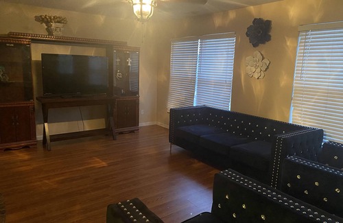 St. Louis House | 7 minutes to the STL ZOO. Cozy 3 bedroom home with loft area