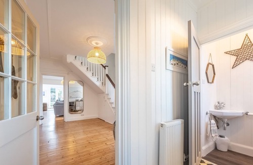 Sheringham House | 7 Montague Road is a gorgeously presented Edwardian town house on a quiet residential street, walkin