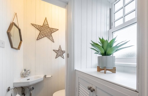 Sheringham House | 7 Montague Road is a gorgeously presented Edwardian town house on a quiet residential street, walkin