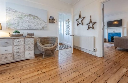 Sheringham House | 7 Montague Road is a gorgeously presented Edwardian town house on a quiet residential street, walkin