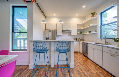 West End House | 7 Private Suites, Sleeps 25, Close to UT Stadium!