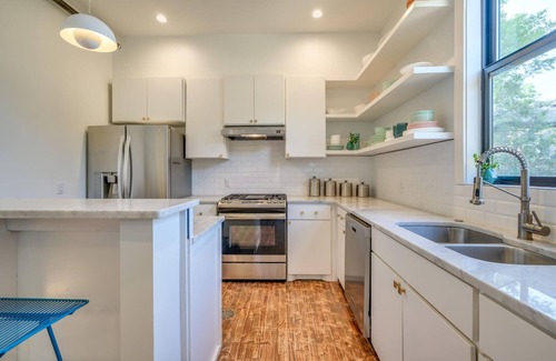 West End House | 7 Private Suites, Sleeps 25, Close to UT Stadium!
