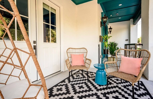 West End House | 7 Private Suites, Sleeps 25, Close to UT Stadium!