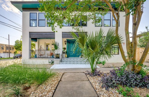 West End House | 7 Private Suites, Sleeps 25, Close to UT Stadium!