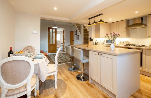 Leiston Cottage | 7 Prospect Place - sleeps 5 guests in 3 bedrooms
