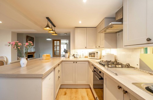 Leiston Cottage | 7 Prospect Place - sleeps 5 guests in 3 bedrooms