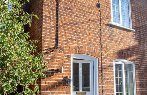 Leiston Cottage | 7 Prospect Place - sleeps 5 guests in 3 bedrooms