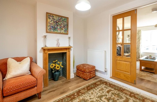 Leiston Cottage | 7 Prospect Place - sleeps 5 guests in 3 bedrooms