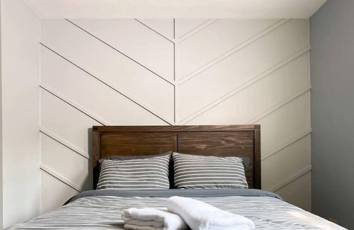 Plantsville House | #7 *Sleeps up to 15 * 2 Kitchens* 8 Beds*