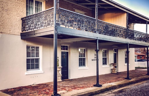 Central Mudgee Apartment | 70 On Mortimer "Black Cockatoo Room" is a self contained 1 bedroom unit