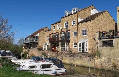 St Neots Apartment | 70 Skipper Way - Little Paxton