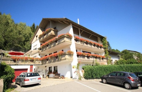 Zwiesel Apartment | 70qm große Ferienwohnung mit zwei Schlafzimmern und Balkon