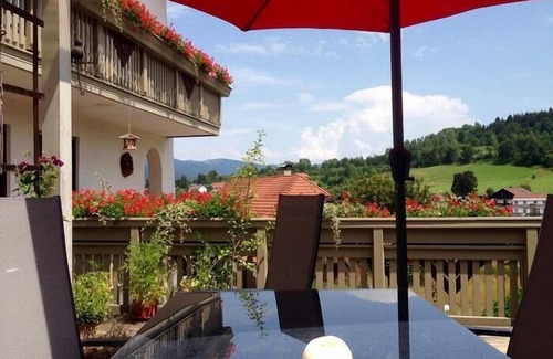 Zwiesel Apartment | 70qm große Ferienwohnung mit zwei Schlafzimmern und Balkon