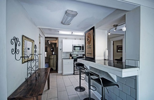 Jackson House | 7BR City Retreat Smart TVs, BBQ & Near Belhaven