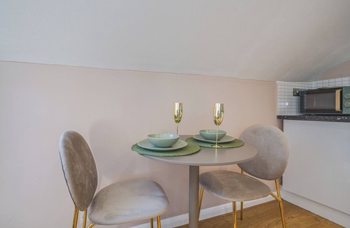 Holland Park Apartment | 7even Cloud Oasis: Stylish apartment near Westfield