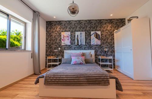 Santo Antonio dos Olivais House | 7Min to Uni Sé-Velha - AC - Work Desk - 300MBs WiFi - Suite 1 and 2