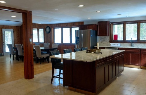 Jackson House | 7mins to Storyland, hot tub, 20mins to Conway! Ski and hike for year round fun!