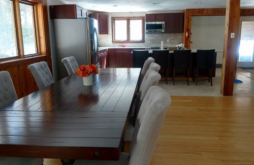 Jackson House | 7mins to Storyland, hot tub, 20mins to Conway! Ski and hike for year round fun!