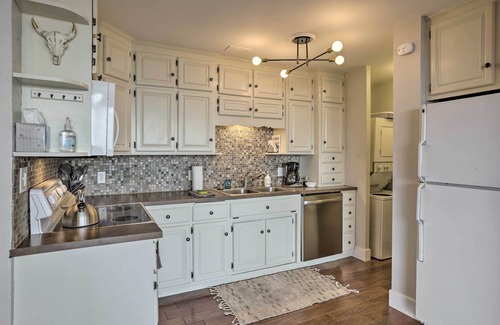 Downtown Omaha Condo | 7th-Floor Omaha Condo w/Balcony & Park Views