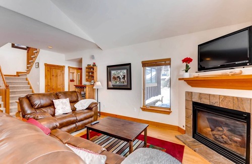 The Highlands House | 7th Nt FREE! Cosy Home w/Fireplace. Pvt Deck/Hot Tub/BBQ. Garage. Free Shuttle