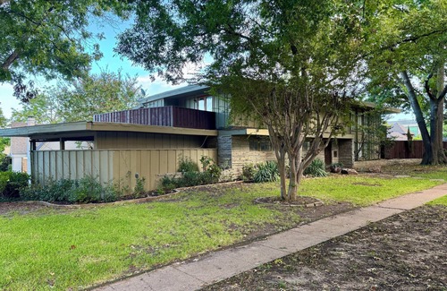 Monticello Condo | 7th Street Modern Loft with Wifi and a Chill Deck