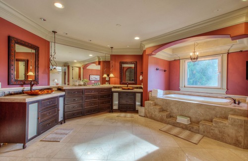 Lakeland South House | 8,000sqt+ Luxury lakefront estate w/ heated indoor pool for your next staycation