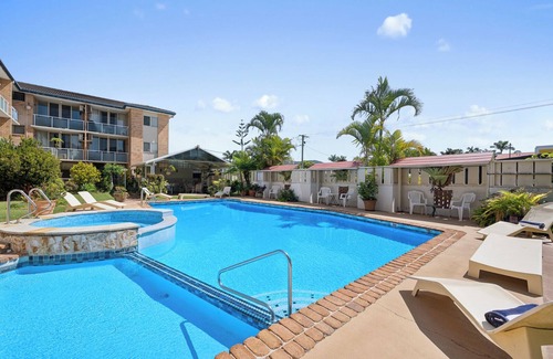 Mid North Coast Waterfront Apartment | 8 27 Ocean Parade Retro Coastal Apartment Opposite Park Beach