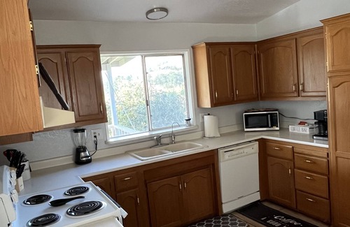 Three Rivers House | 8.4 MILES from Sequoia National Park