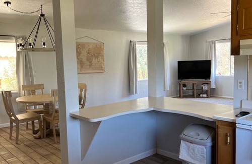 Three Rivers House | 8.4 MILES from Sequoia National Park