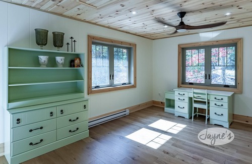 Port Carling Cottage | 8 bed 7 bath renovated cottage on South Lake Joseph! Shallow, sandy walk in!