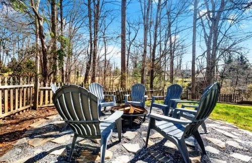 Candler House | 8 Br Sleeps 24 Hot Tub Game Room Dog Friendly