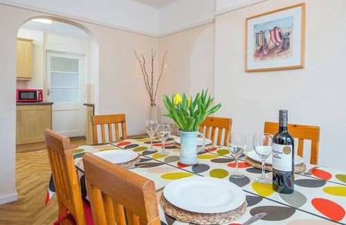 Fishguard House | 8 Garn Ingli, Holiday Home Fishguard, Sleeps 5, 3 bedrooms, bathrooms