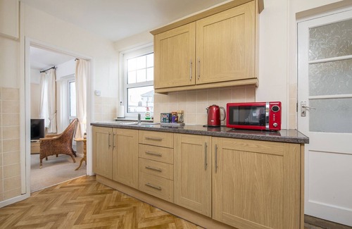 Fishguard House | 8 Garn Ingli, Holiday Home Fishguard, Sleeps 5, 3 bedrooms, bathrooms