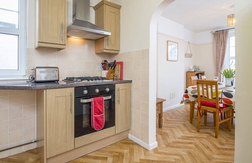 Fishguard House | 8 Garn Ingli, Holiday Home Fishguard, Sleeps 5, 3 bedrooms, bathrooms