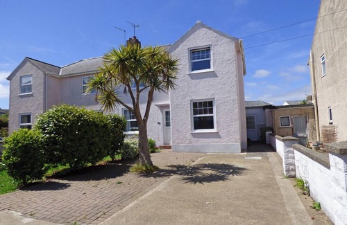 Fishguard House | 8 Garn Ingli, Holiday Home Fishguard, Sleeps 5, 3 bedrooms, bathrooms