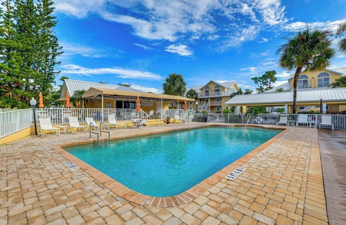 Englewood Condo | 8 Mi to Beach w/Pool Access: Englewood Condo!