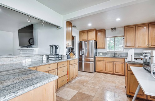 Baldwin Hills House | 8 Mi to Dtwn: Home w/Fireplace & Games in LA!