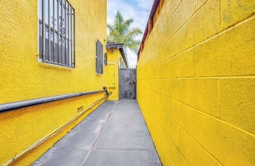 Crenshaw Apartment | 8 Mi to Dtwn LA: Ideally Located Apt!