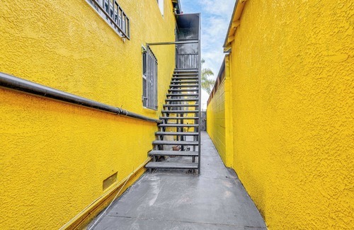 Crenshaw Apartment | 8 Mi to Dtwn LA: Ideally Located Apt!