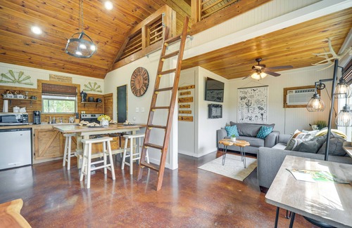 San Marcos Cabin | 8 Mi to Dtwn Wimberley: Cabin Retreat on 5 Acres!