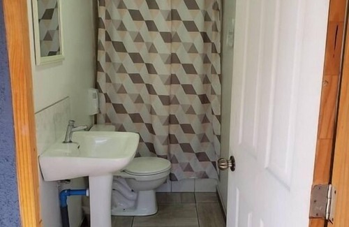 Pudahuel Apartment | ¡8 minutes from the airport! Room with a shared bathroom at a traveler's house