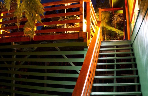 Volcano Cottage | 8 minutes to Nat'l Park! Enjoy the sound of rain & birds in a peaceful retreat.