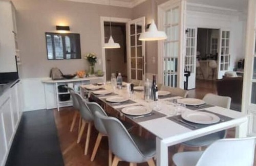 17th Arrondissement Apartment | 8 people flat inside Paris