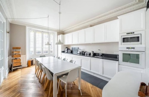 17th Arrondissement Apartment | 8 people flat inside Paris