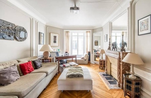 17th Arrondissement Apartment | 8 people flat inside Paris