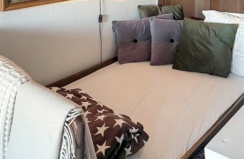 Gulen Municipality House | 8 person holiday home in Mjømna