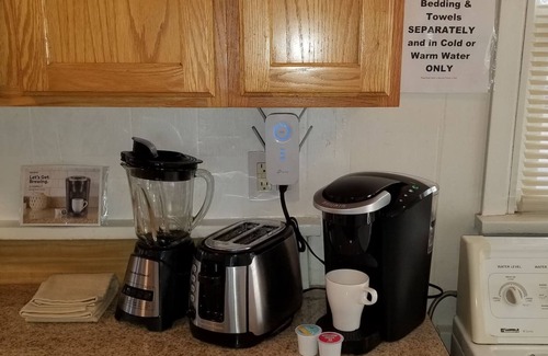 Downtown Klamath Falls House | 80+Day Stays⭐Cute Smarthome Granite Keurig HDTV WiFI WD Near Lake Golf